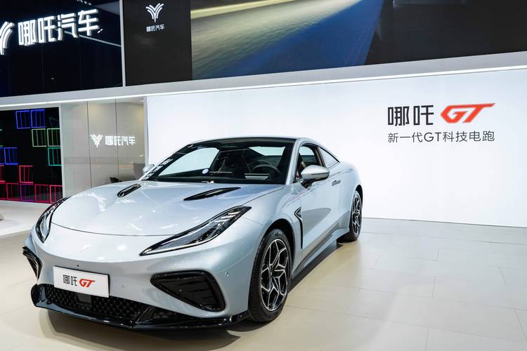 成都225哪吒汽车在智能汽车领域的表现，领途汽车在新能源汽车市场中的影响力